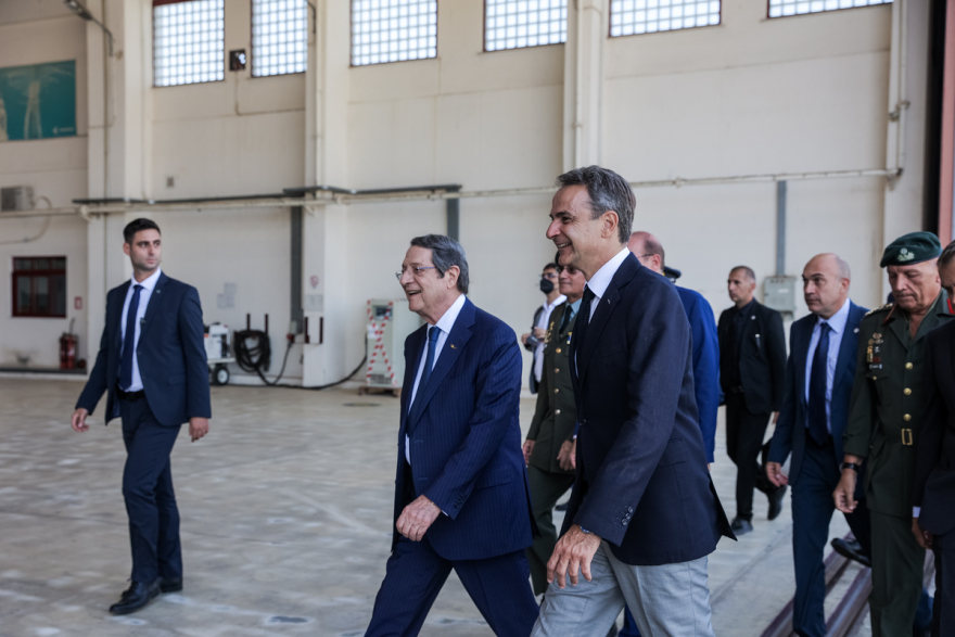 Κύπρος: Άλλαξε χέρια παρουσία Μητσοτάκη - Αναστασιάδη το κυβερνητικό αεροσκάφος που δωρίζει η Ελλάδα