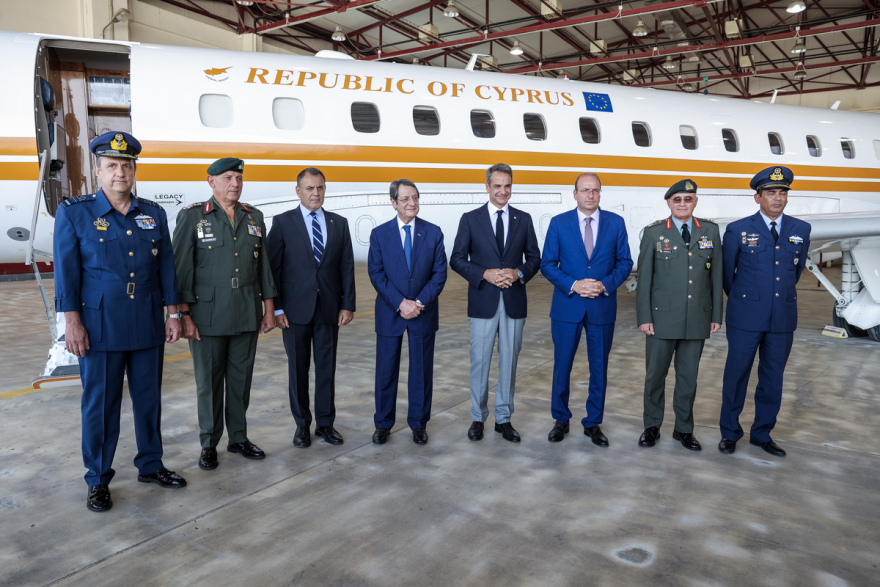 Κύπρος: Άλλαξε χέρια παρουσία Μητσοτάκη - Αναστασιάδη το κυβερνητικό αεροσκάφος που δωρίζει η Ελλάδα