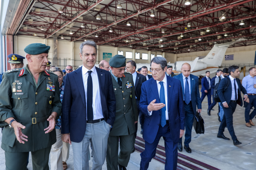 Κύπρος: Άλλαξε χέρια παρουσία Μητσοτάκη - Αναστασιάδη το κυβερνητικό αεροσκάφος που δωρίζει η Ελλάδα