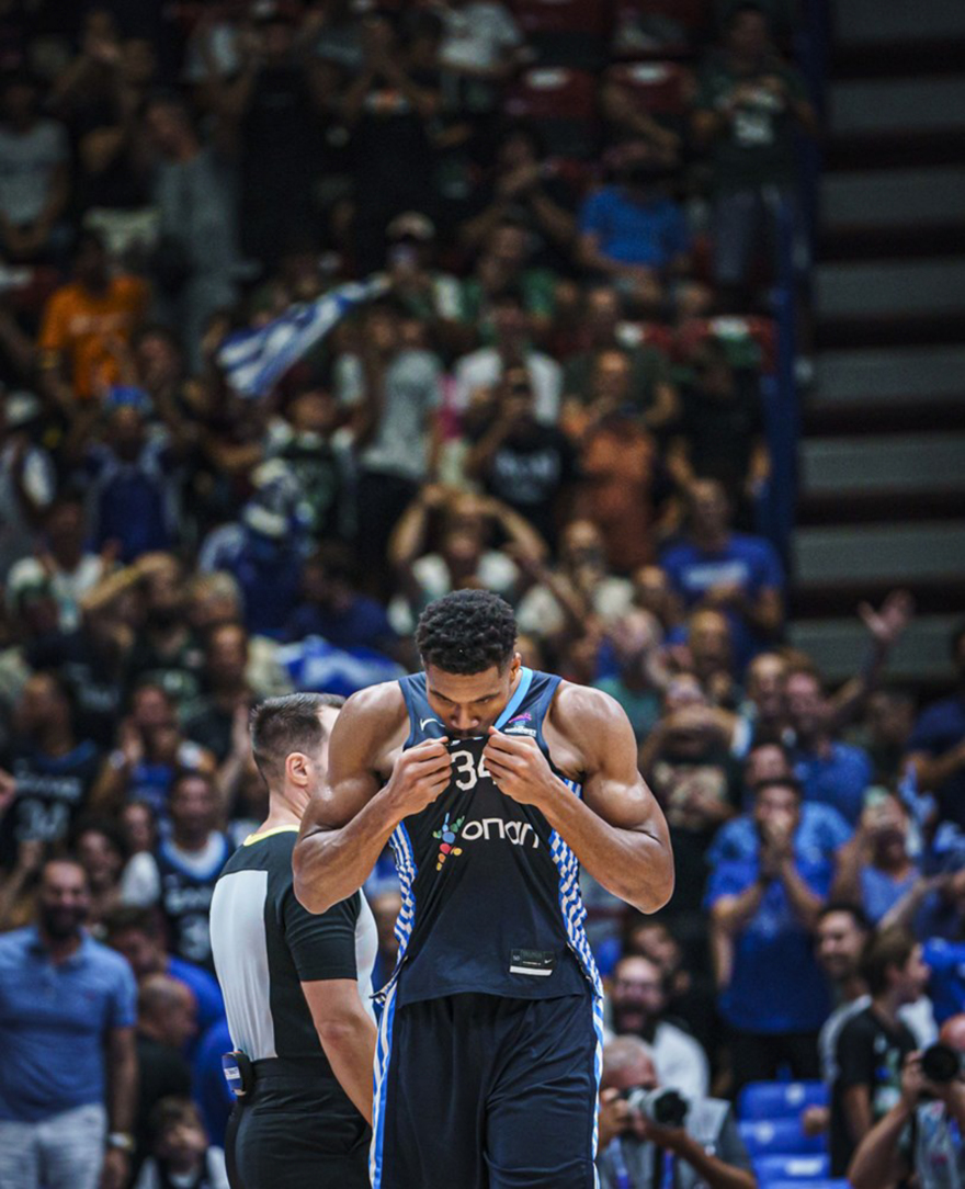 Ελλάδα - Κροατία: Ο Γιάννης φίλησε το εθνόσημο 