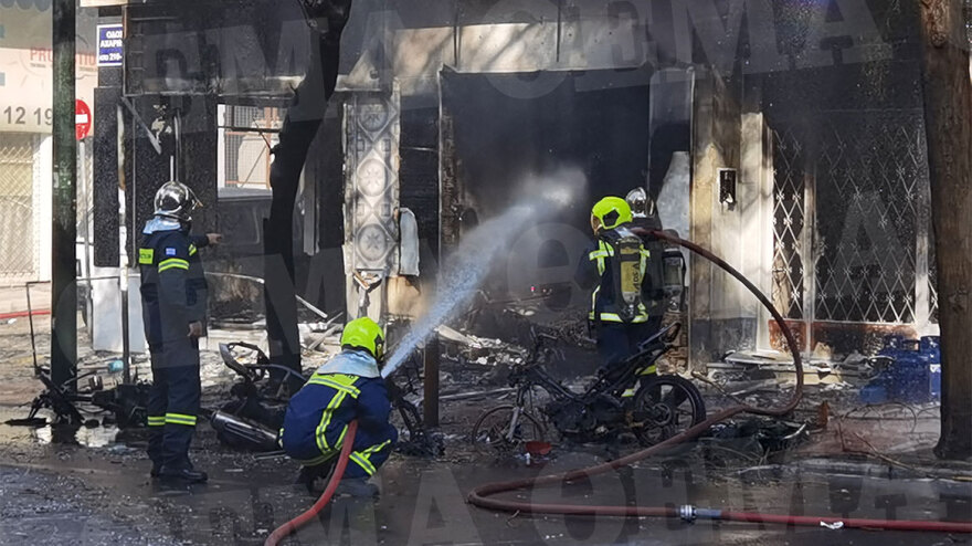 Φωτιά στην Αχαρνών: Βίντεο ντοκουμέντο από τη στιγμή της έκρηξης στο κατάστημα με τις φιάλες υγραερίου