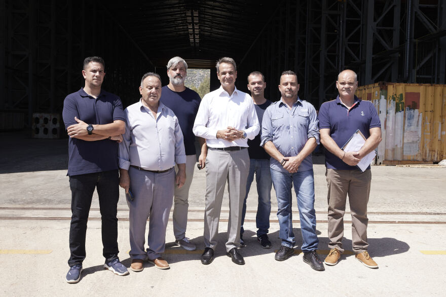 Εργαζόμενοι στα Ναυπηγεία Ελευσίνας σε Μητσοτάκη: «Σώσατε 600 οικογένειες»