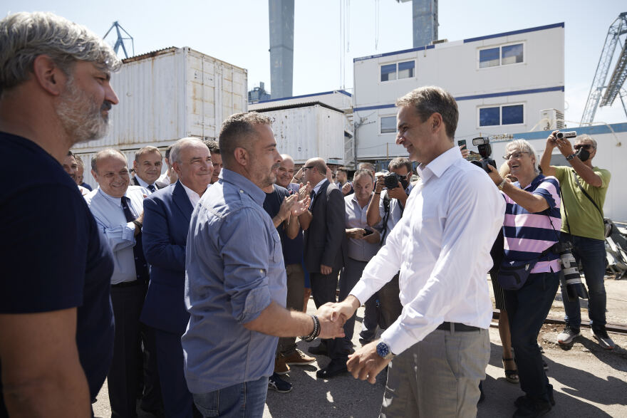 Εργαζόμενοι στα Ναυπηγεία Ελευσίνας σε Μητσοτάκη: «Σώσατε 600 οικογένειες»