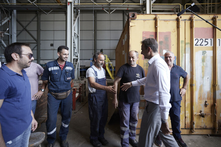 Εργαζόμενοι στα Ναυπηγεία Ελευσίνας σε Μητσοτάκη: «Σώσατε 600 οικογένειες»