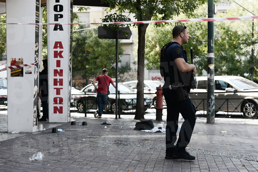 Πυροβολισμοί μέρα-μεσημέρι στην πλατεία Βάθη με δυο τραυματίες - Δείτε βίντεο