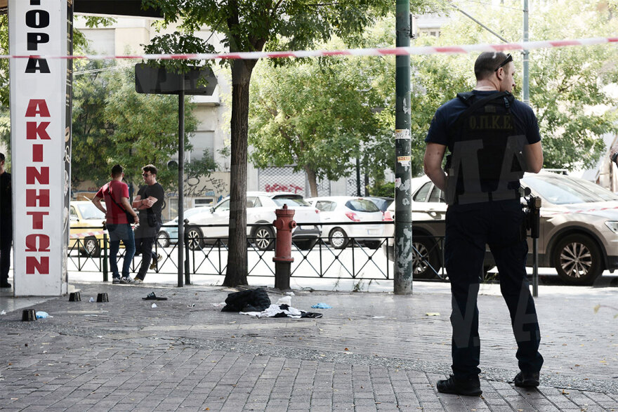 Πυροβολισμοί μέρα-μεσημέρι στην πλατεία Βάθη με δυο τραυματίες - Δείτε βίντεο