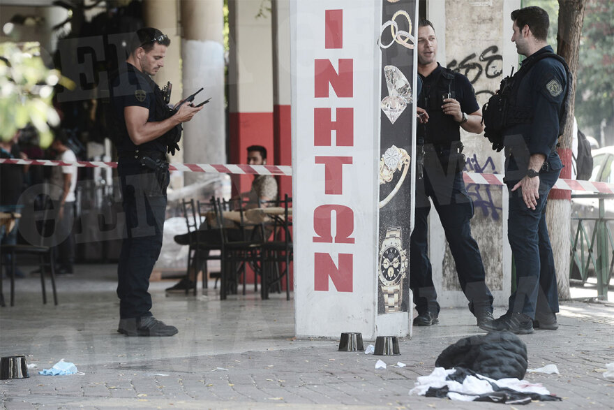 Πυροβολισμοί μέρα-μεσημέρι στην πλατεία Βάθη με δυο τραυματίες - Δείτε βίντεο