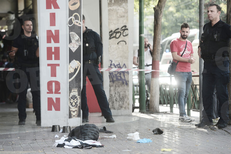 Πυροβολισμοί μέρα-μεσημέρι στην πλατεία Βάθη με δυο τραυματίες - Δείτε βίντεο