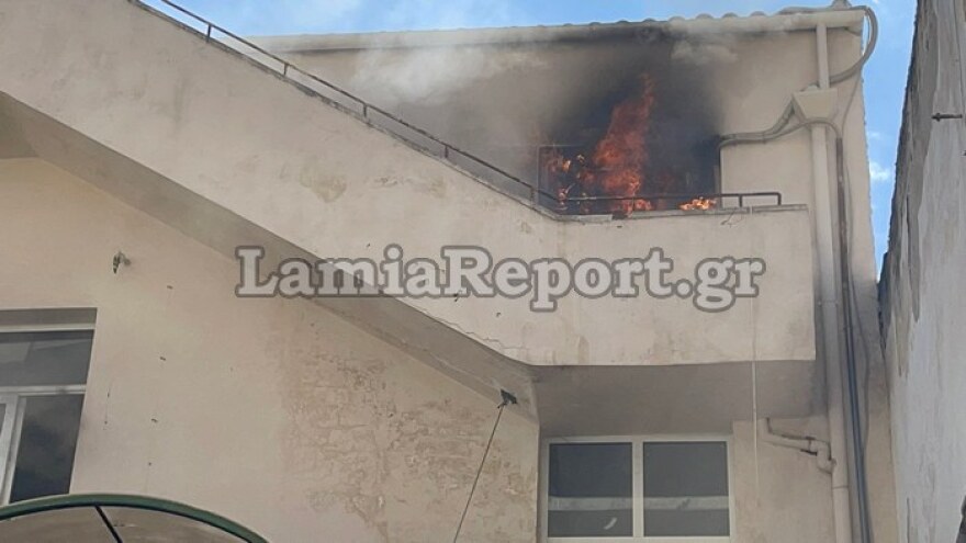 Λαμία: Φωτιά ξέσπασε σε Δημοτικό Σχολείο - Δείτε βίντεο και φωτογραφίες