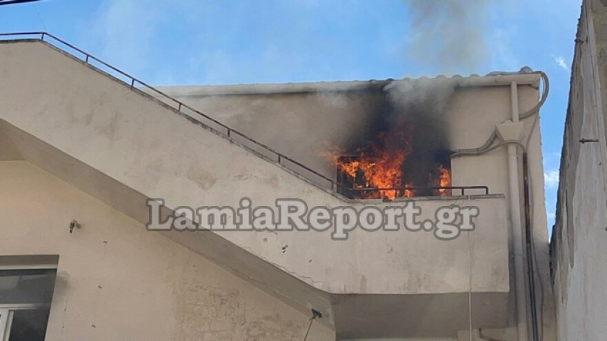 Λαμία: Φωτιά ξέσπασε σε Δημοτικό Σχολείο - Δείτε βίντεο και φωτογραφίες