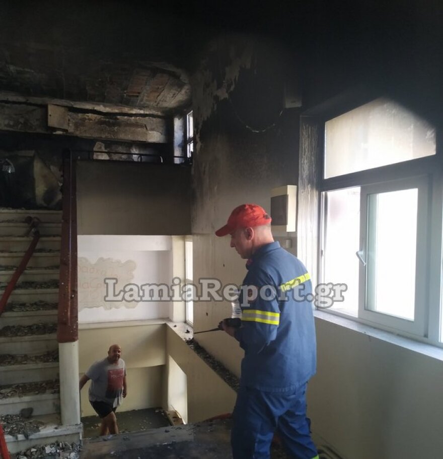 Λαμία: Φωτιά ξέσπασε σε Δημοτικό Σχολείο - Δείτε βίντεο και φωτογραφίες