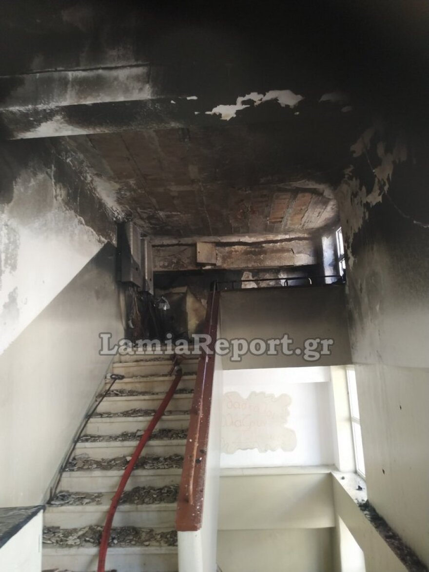 Λαμία: Φωτιά ξέσπασε σε Δημοτικό Σχολείο - Δείτε βίντεο και φωτογραφίες