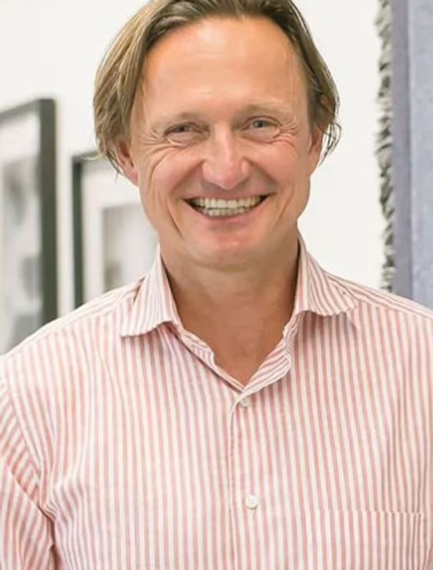 Βρετανία: Εκατομμυριούχος επιχειρηματίας παράτησε τη σύζυγό του για την Ουκρανή που φιλοξενούσαν στο σπίτι τους