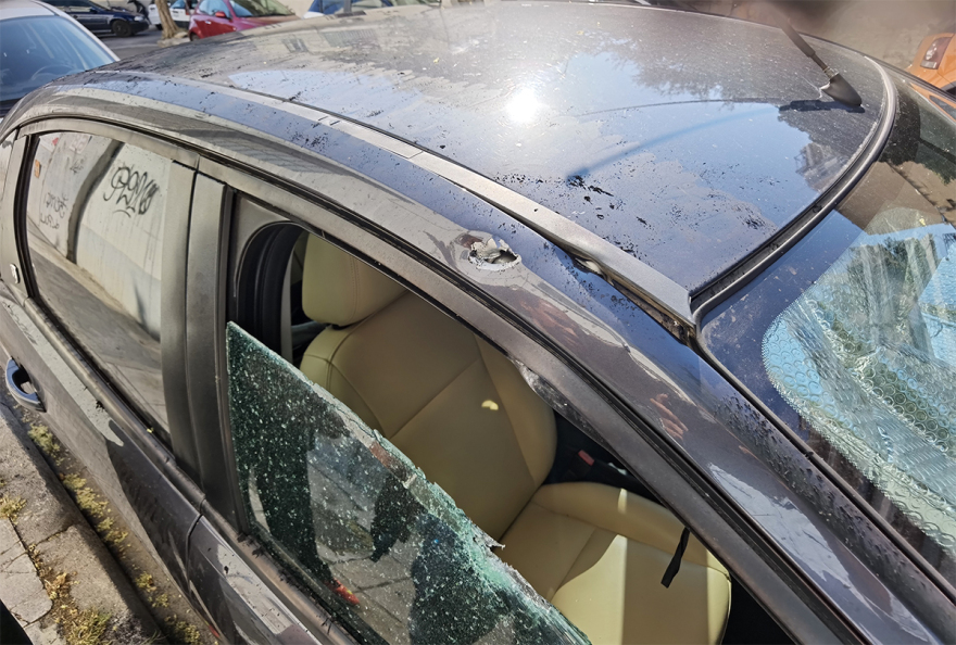 Πετράλωνα: «Γαζωμένα» αυτοκίνητα στο στενό πυροβόλησαν τον άνδρα - Δείτε φωτογραφίες