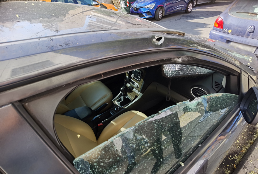 Πετράλωνα: «Γαζωμένα» αυτοκίνητα στο στενό πυροβόλησαν τον άνδρα - Δείτε φωτογραφίες