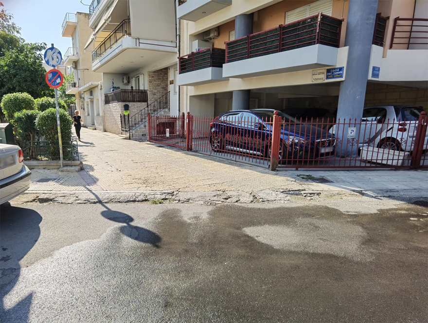 Πετράλωνα: «Γαζωμένα» αυτοκίνητα στο στενό πυροβόλησαν τον άνδρα - Δείτε φωτογραφίες