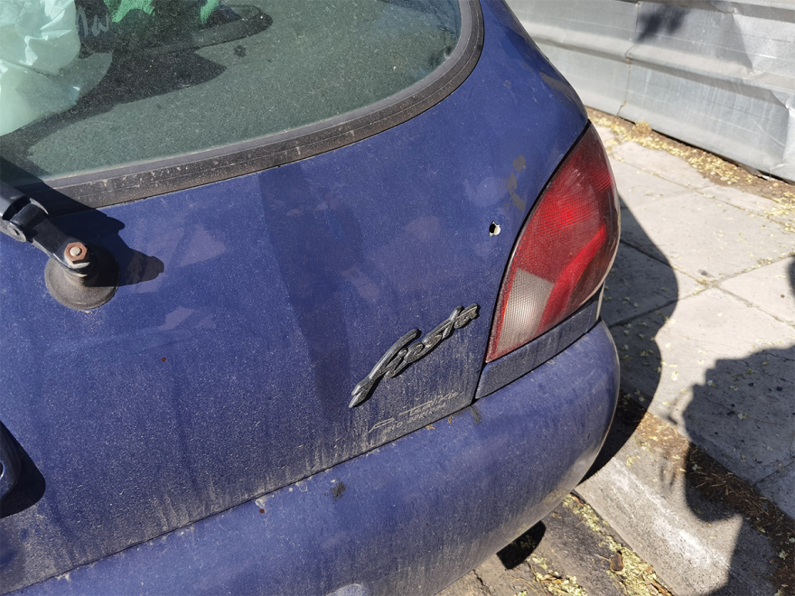 Πετράλωνα: «Γαζωμένα» αυτοκίνητα στο στενό πυροβόλησαν τον άνδρα - Δείτε φωτογραφίες