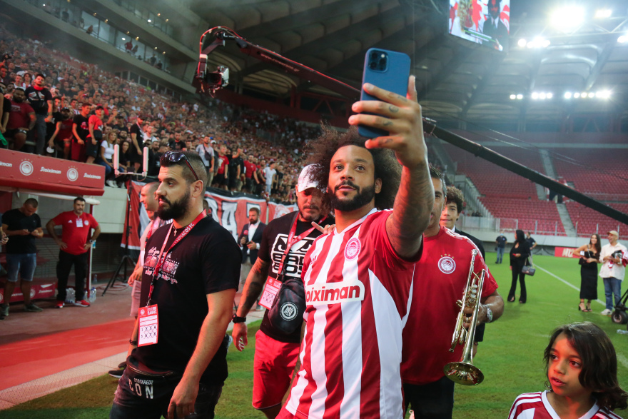 Βραζιλιάνικη φιέστα στο «Γ. Καραϊσκάκης» για την παρουσίαση του Μαρσέλο - Δείτε βίντεο και φωτογραφίες