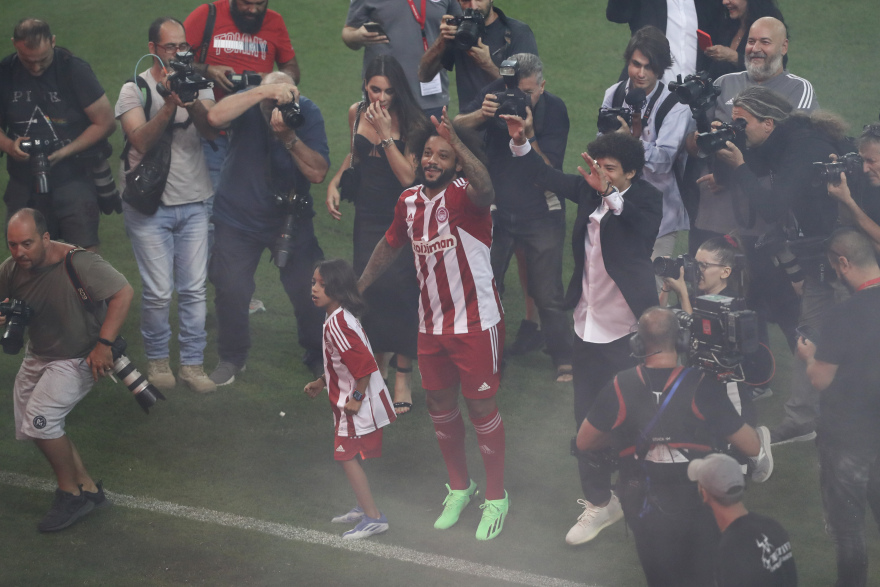 Βραζιλιάνικη φιέστα στο «Γ. Καραϊσκάκης» για την παρουσίαση του Μαρσέλο - Δείτε βίντεο και φωτογραφίες