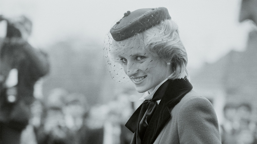 The Crown: Η Ελίζαμπεθ Ντεμπίκι ξάπλωσε σε ανοιχτό φέρετρο για να υποδυθεί τη νεκρή Νταϊάνα