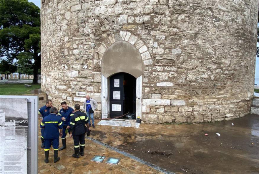 Θεσσαλονίκη: Πλημμύρισε και ο Λευκός Πύργος - Χείμαρροι, κλειστοί δρόμοι και 500 κλήσεις στην Πυροσβεστική 
