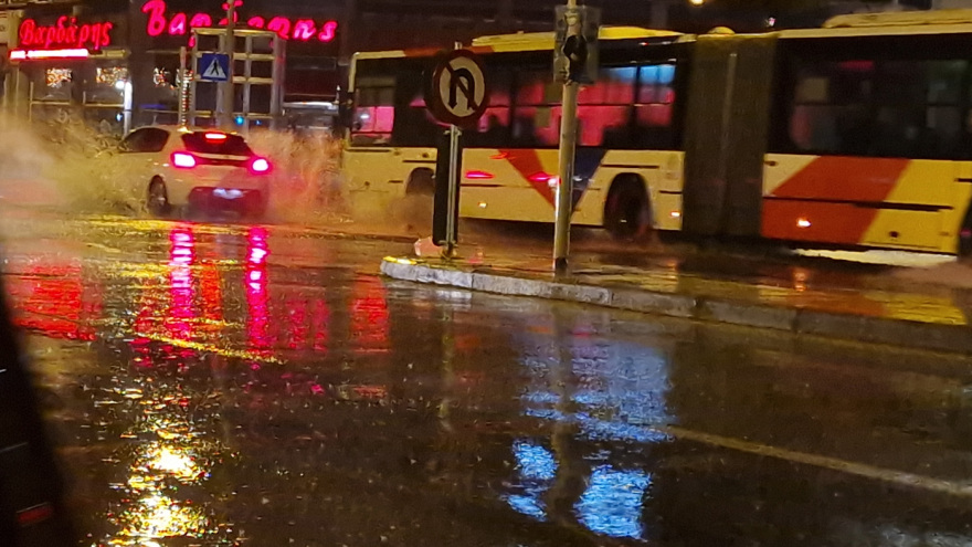 Θεσσαλονίκη: Πλημμύρισε και ο Λευκός Πύργος - Χείμαρροι, κλειστοί δρόμοι και 500 κλήσεις στην Πυροσβεστική 