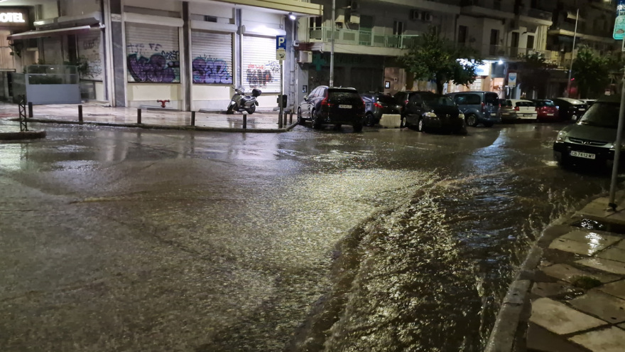 Θεσσαλονίκη: Πλημμύρισε και ο Λευκός Πύργος - Χείμαρροι, κλειστοί δρόμοι και 500 κλήσεις στην Πυροσβεστική 