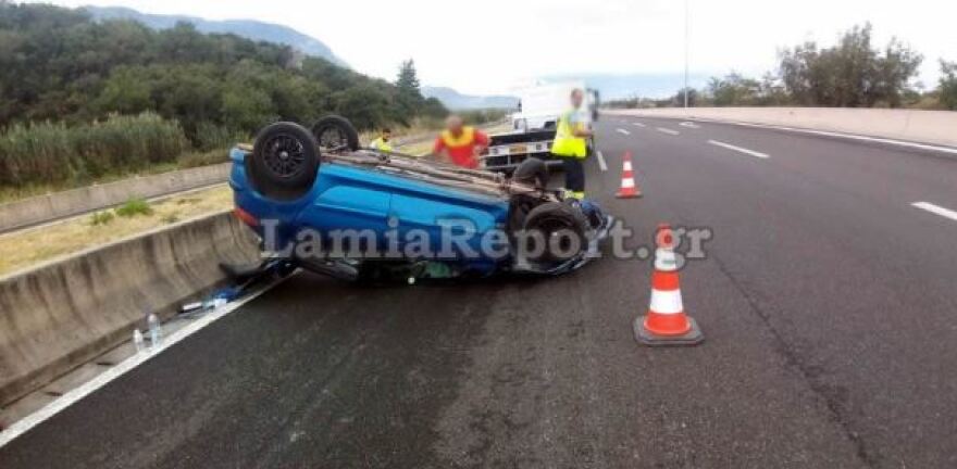Λαμία: Αυτοκίνητο... αναποδογύρισε στην Εθνική Οδό - Από θαύμα γλίτωσε η οδηγός (φωτογραφίες)