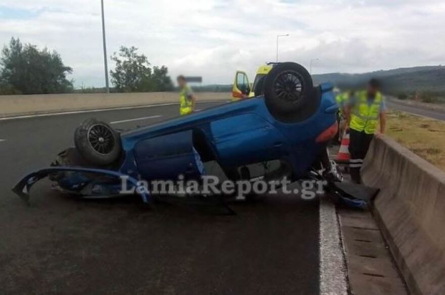 Λαμία: Αυτοκίνητο... αναποδογύρισε στην Εθνική Οδό - Από θαύμα γλίτωσε η οδηγός (φωτογραφίες)