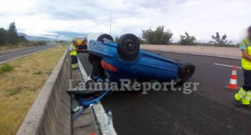 Λαμία: Αυτοκίνητο... αναποδογύρισε στην Εθνική Οδό - Από θαύμα γλίτωσε η οδηγός (φωτογραφίες)