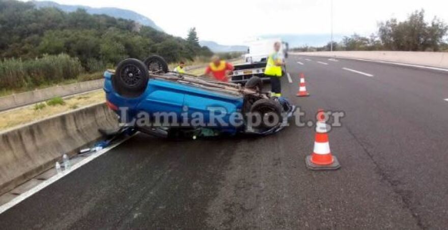 Λαμία: Αυτοκίνητο... αναποδογύρισε στην Εθνική Οδό - Από θαύμα γλίτωσε η οδηγός (φωτογραφίες)