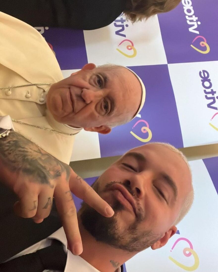J Balvin: Η σέλφι με τον Πάπα Φραγκίσκο