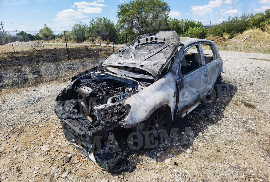 Ασπρόπυργος: Οι ληστές πήραν το αυτοκίνητο του επιχειρηματία και το έκαψαν στο Μενίδι - Δείτε φωτογραφίες