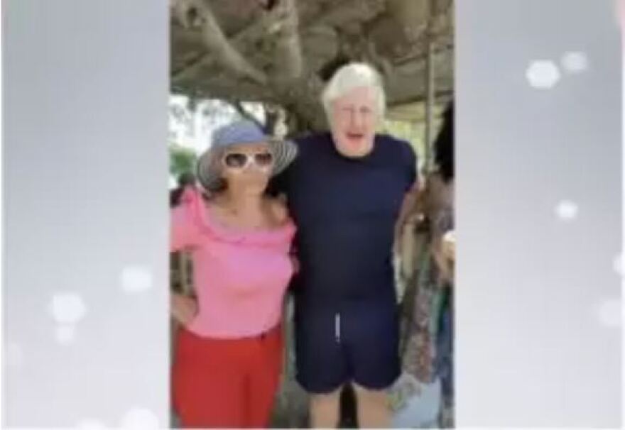 Ελένη Μενεγάκη: Η μητέρα της έβγαλε φωτογραφία με τον Μπόρις Τζόνσον