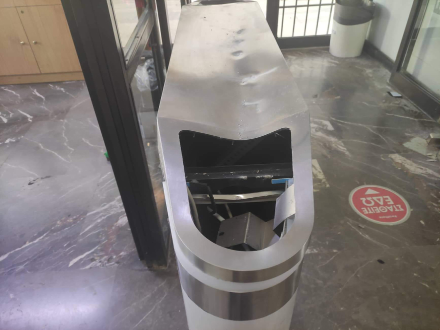 Θεσσαλονίκη: Βανδάλισαν τα τουρνικέ στο κτήριο διοίκησης του ΑΠΘ - Δείτε φωτογραφίες και βίντεο