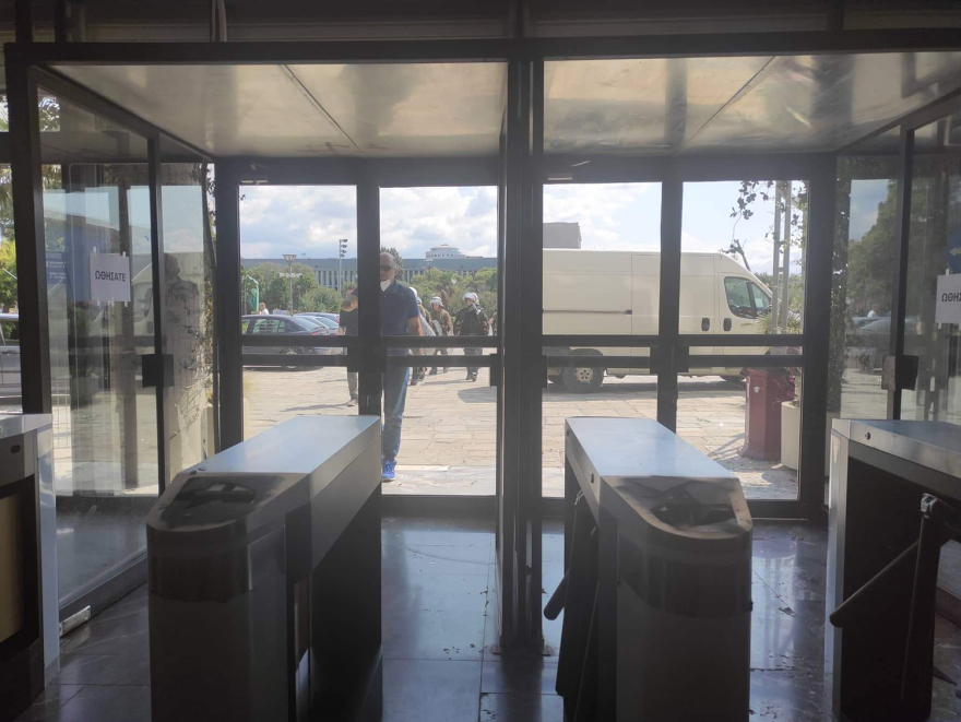 Θεσσαλονίκη: Βανδάλισαν τα τουρνικέ στο κτήριο διοίκησης του ΑΠΘ - Δείτε φωτογραφίες και βίντεο