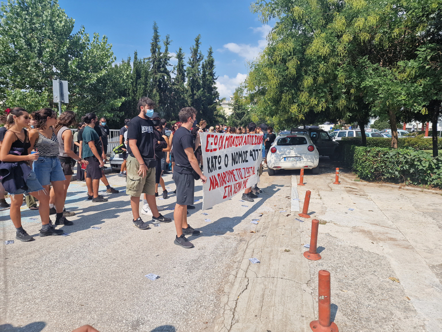 Θεσσαλονίκη: Βανδάλισαν τα τουρνικέ στο κτήριο διοίκησης του ΑΠΘ - Δείτε φωτογραφίες και βίντεο