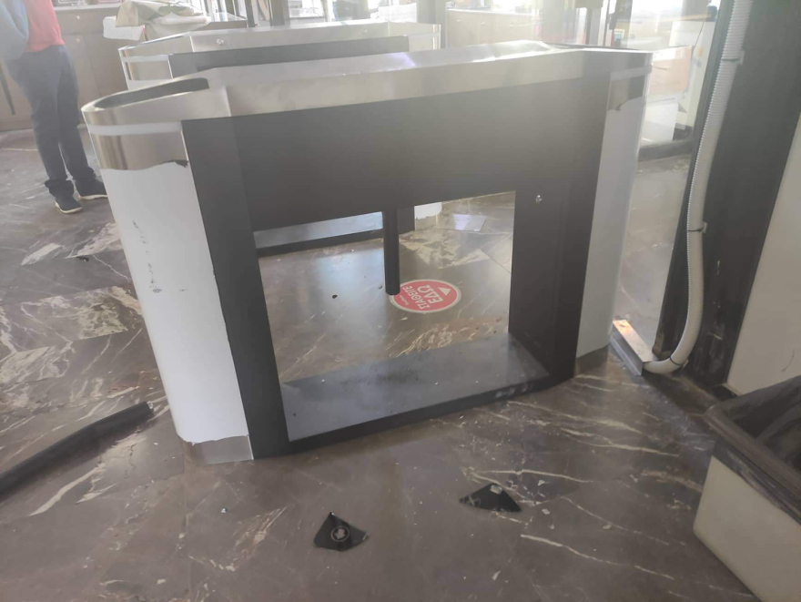 Θεσσαλονίκη: Βανδάλισαν τα τουρνικέ στο κτήριο διοίκησης του ΑΠΘ - Δείτε φωτογραφίες και βίντεο