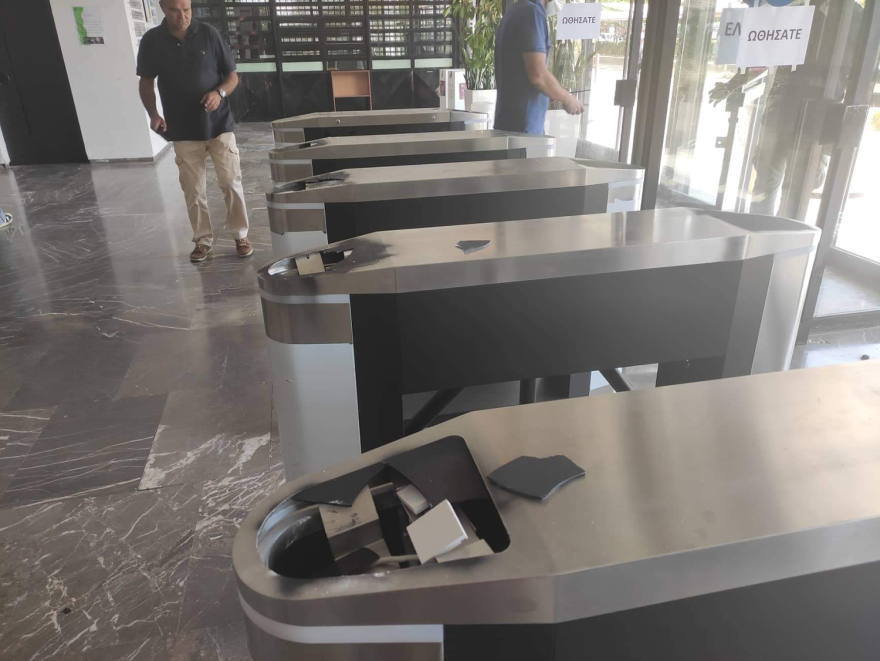 Θεσσαλονίκη: Βανδάλισαν τα τουρνικέ στο κτήριο διοίκησης του ΑΠΘ - Δείτε φωτογραφίες και βίντεο