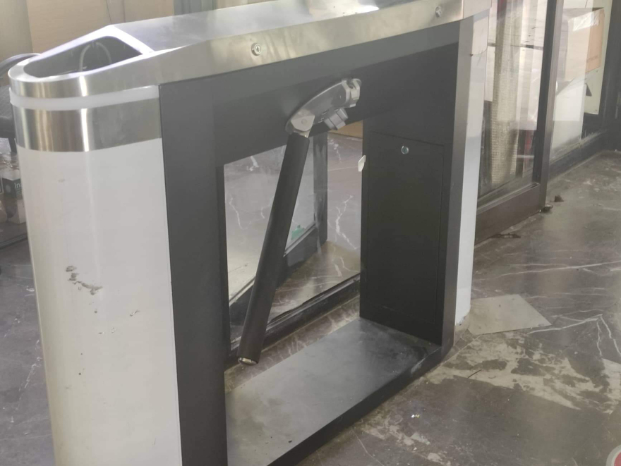 Θεσσαλονίκη: Βανδάλισαν τα τουρνικέ στο κτήριο διοίκησης του ΑΠΘ - Δείτε φωτογραφίες και βίντεο