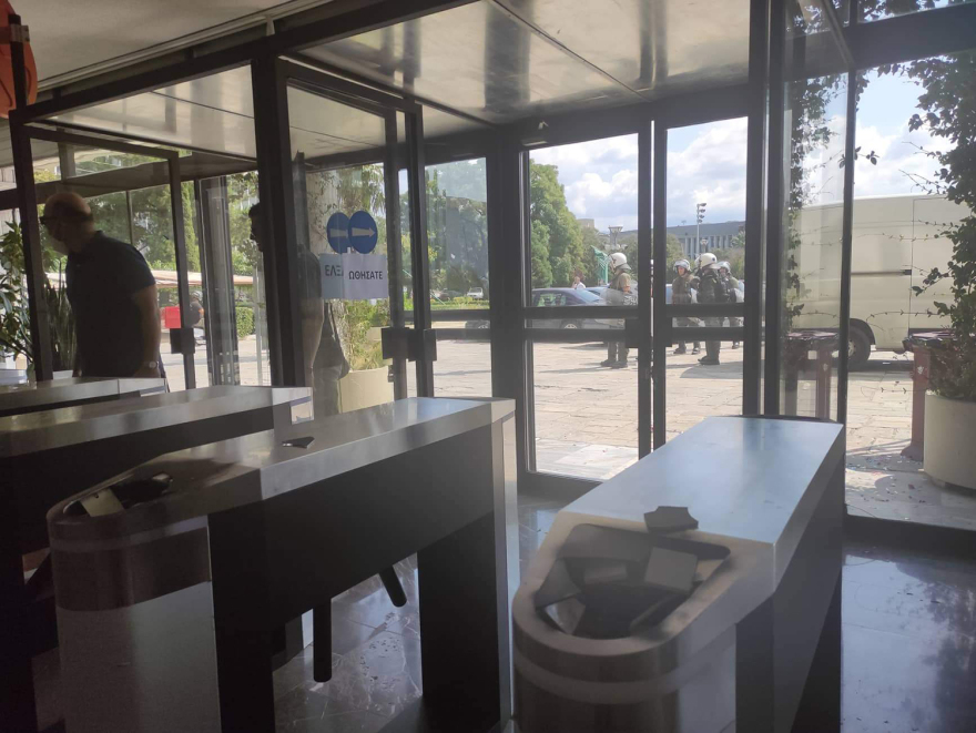 Θεσσαλονίκη: Βανδάλισαν τα τουρνικέ στο κτήριο διοίκησης του ΑΠΘ - Δείτε φωτογραφίες και βίντεο