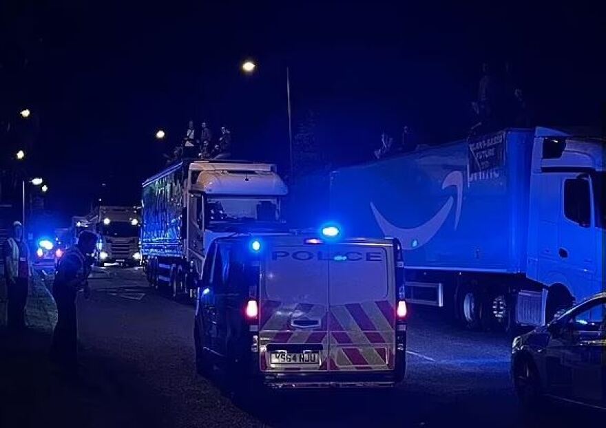 Βρετανία: Vegan όχλος... προκαλεί ελλείψεις σε γάλατα και κρέμες σε γνωστό σούπερ μάρκετ