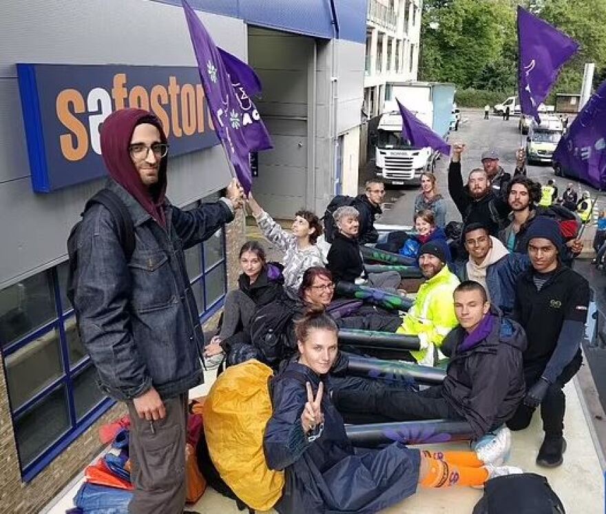 Βρετανία: Vegan όχλος... προκαλεί ελλείψεις σε γάλατα και κρέμες σε γνωστό σούπερ μάρκετ