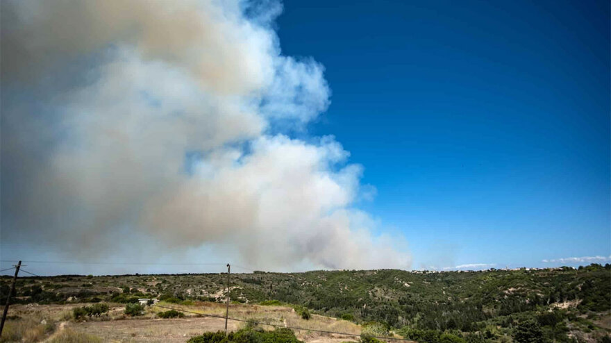 Φωτιά τώρα σε δασική περιοχή στα Κύθηρα: Ενισχύθηκαν οι δυνάμεις, επιχειρούν 12 αεροσκάφη και πέντε ελικόπτερα 