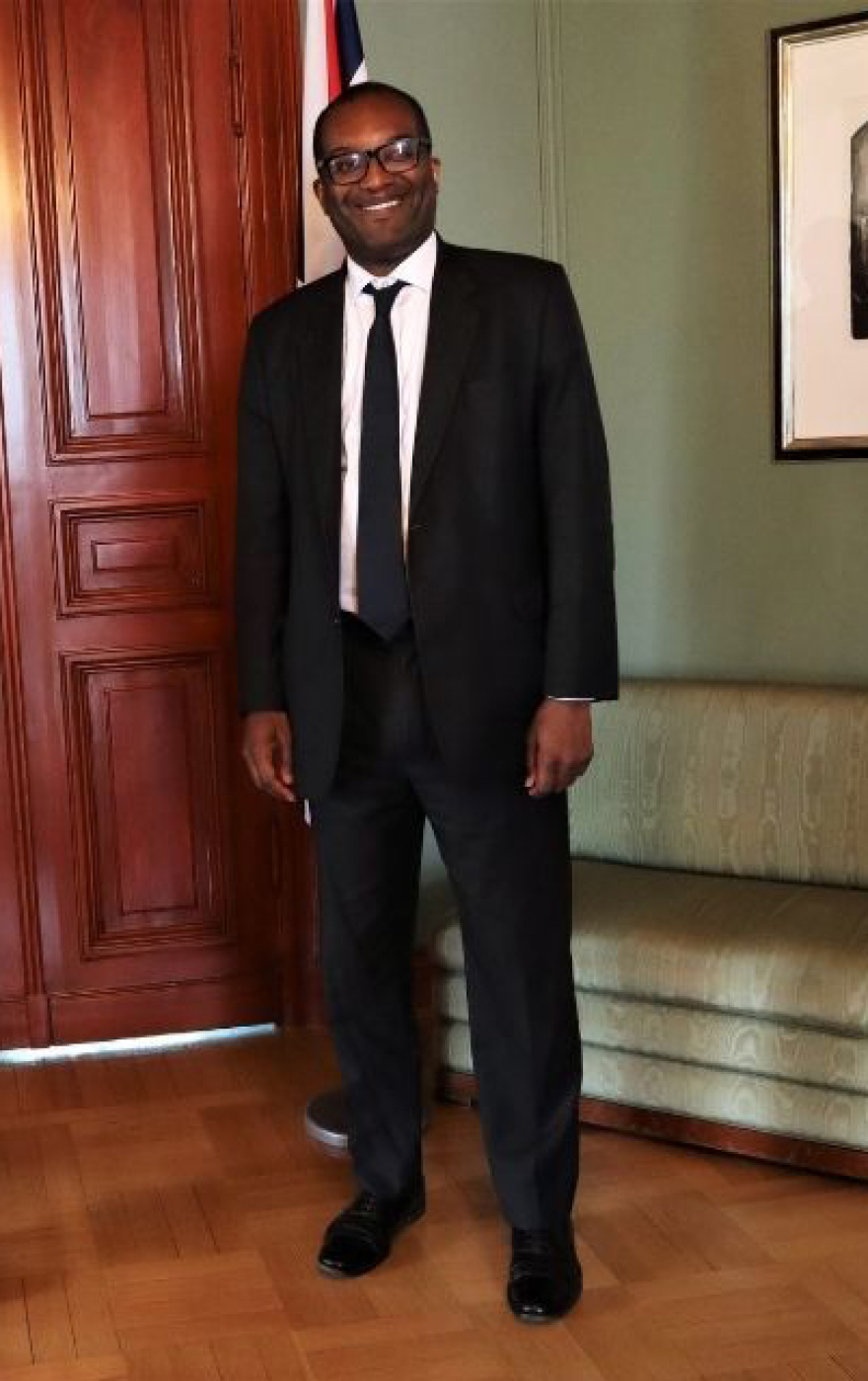 Βρετανία: Η Λιζ Τρας πρωθυπουργός και με τη... βούλα  - Ποια είναι η «μαύρη» και ασιατική ομάδα της