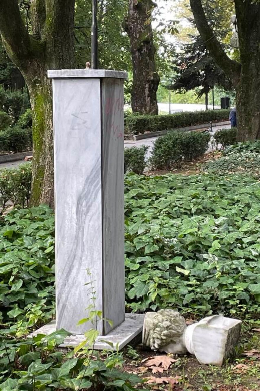 Έδεσσα: «Αποκεφάλισαν» μνημεία Μακεδονομάχων σε πάρκα της πόλης