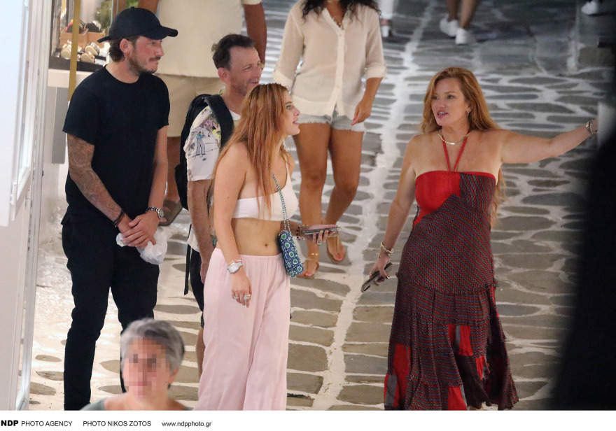 Μπέλα Θορν: Νέες φωτογραφίες από τη Μύκονο