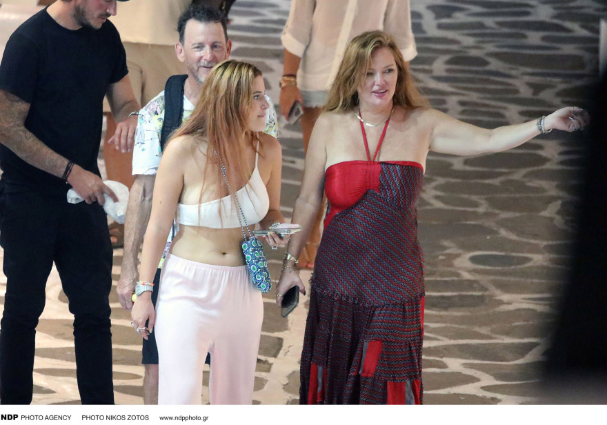 Μπέλα Θορν: Νέες φωτογραφίες από τη Μύκονο