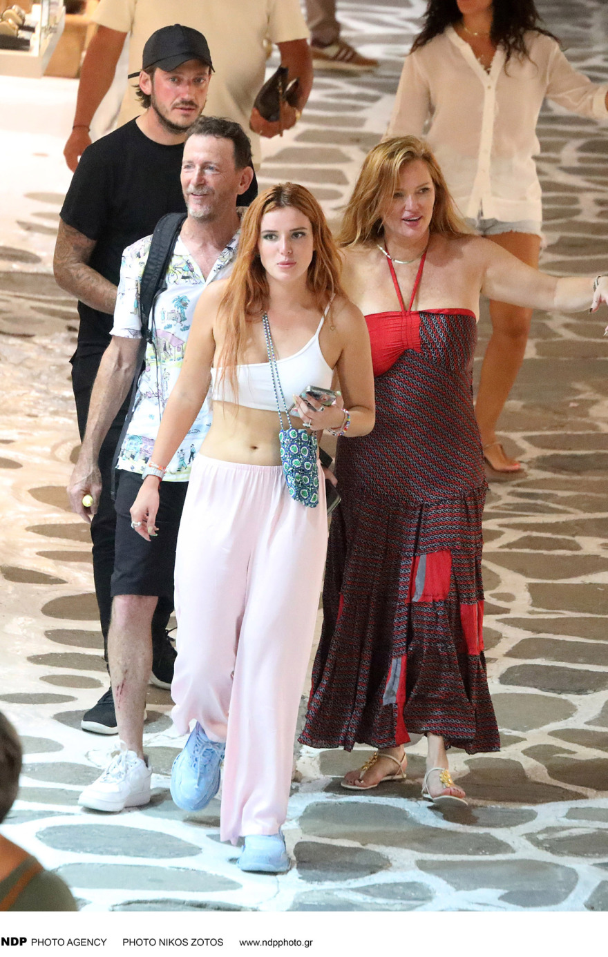 Μπέλα Θορν: Νέες φωτογραφίες από τη Μύκονο