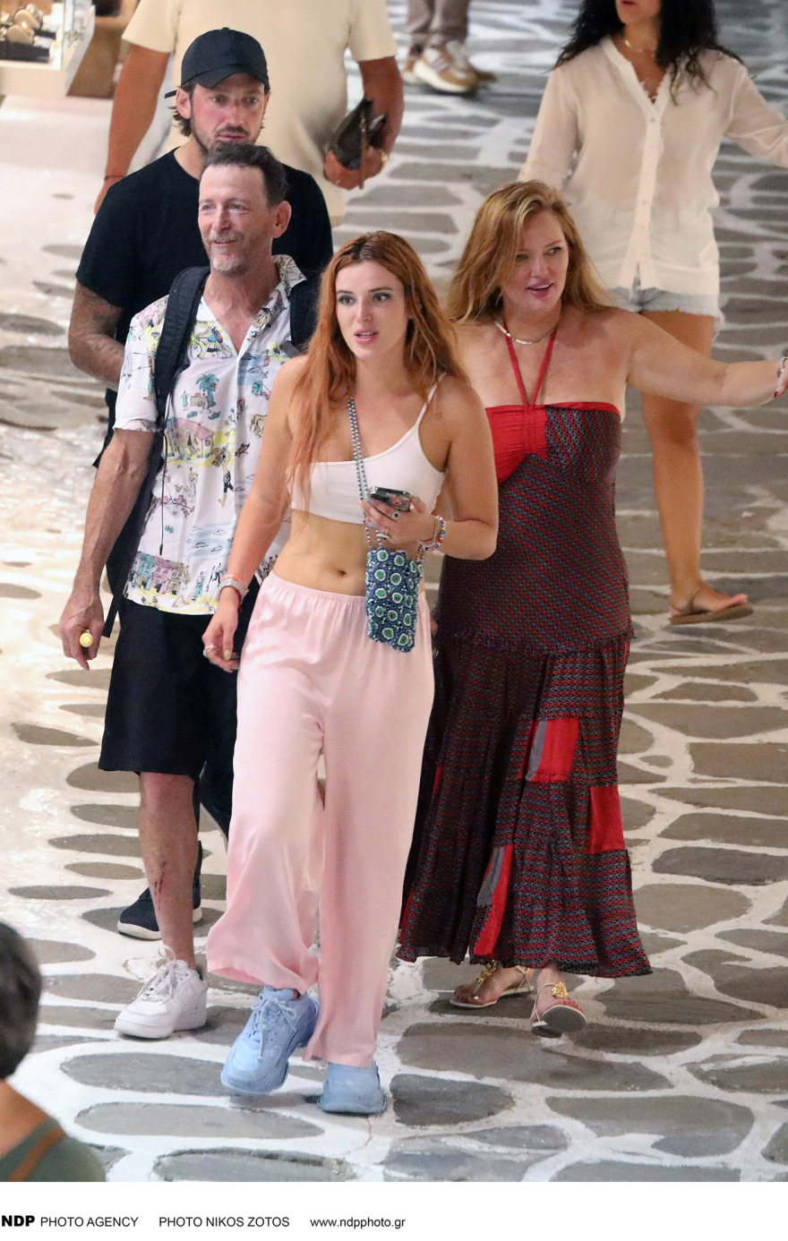 Μπέλα Θορν: Νέες φωτογραφίες από τη Μύκονο